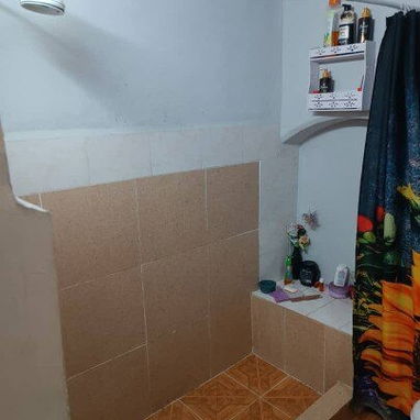 VENTA DE  CASA DE 2 PLANTAS  POR LA CALZADA DE 10 DE OCTUBRE - 3/9