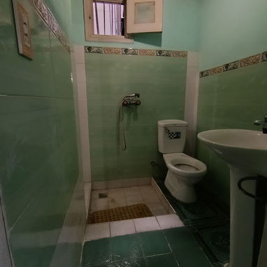 Se vende apto de 4/4 en el vedado con dos baños. - Img 119177703
