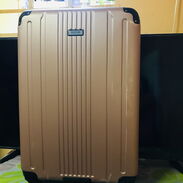 Vendo maleta de plástico casi nueva y grande - Img 45570336