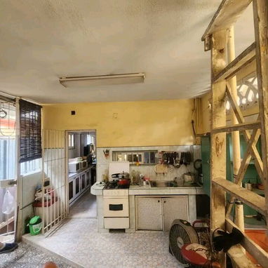 Vendo casa habilitada para rentar de 4 habitaciones, 4 baños y garaje cerca de la Ciudad Deportiva. - Img 105568100