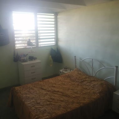 Vendo apartamento en la zona 18 de alamar de 2 cuartos 5to piso - Img 122220484