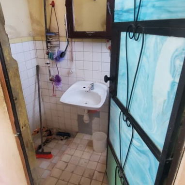 Se venden propiedad conjunta de 3 apartamentos independientes, con patio techado que incluye un árbol de aguacate.. - 6/10
