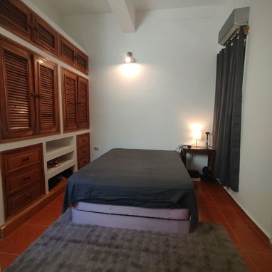 DISPONIBLE APARTAMENTO CON TODO. 2 HABITACIONES. BALCON. 3 ER PISO. CENTRICO. AZOTEA LIBRE - Img 119357683