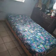 Cama 3/4 de madera de 6 patas con colchón de muelles - Img 57896601