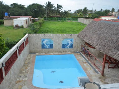 Renta casa con piscina en Guanabo de 6 habitaciones,6 baños,wifi,parqueo,cocinera,seguridad las 24 hrs - Img 62352579