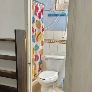 Apartamento, 1er piso, cerca hospitales y Terminal d Ómnibus Nac.(sin apagones y buena señal internet),fácil acceso. - Img 121276395