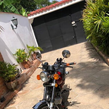C VENDE MOTO SUZUKI. EN PERFECTO ESTADO.  INTERESADOS AL WHATSAPP 50241861 - 4/8