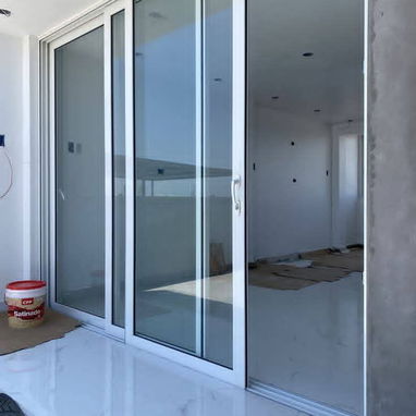 Realizamos todo tipo de diseños modernos en carpintería de aluminio 🪟 y cristal 🔮 *Llena de estilo y vida tú hogar*🏘️ - Img 118784128