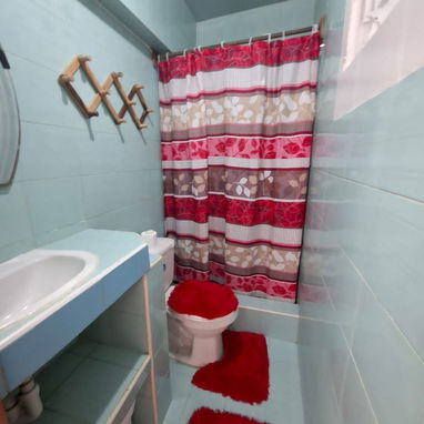 SE RENTA CASA DE 3 cuartos CON PISCINA A MEDIA CUADRA DE LA PLAYA DE GUANABO. 58858577 - 6/10