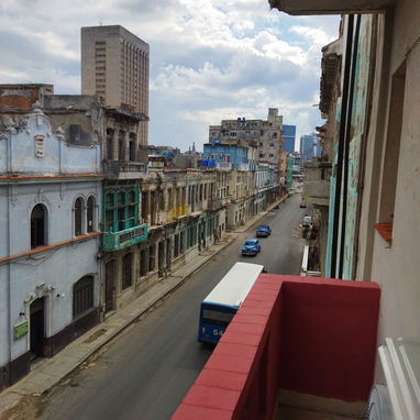 Renta de apto a estudiantes residentes, centro habana,cerca del hospital Almeijeiras y Calixto García - Img 116609710