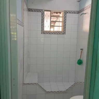 Se vende casa amplia de 2 cuartos, placa libre y patio grande - Img 122787239
