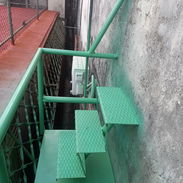 Vendo pedazo de escalera de hierro reforzado con tres escalones antirresbalantes. - Img 56834028