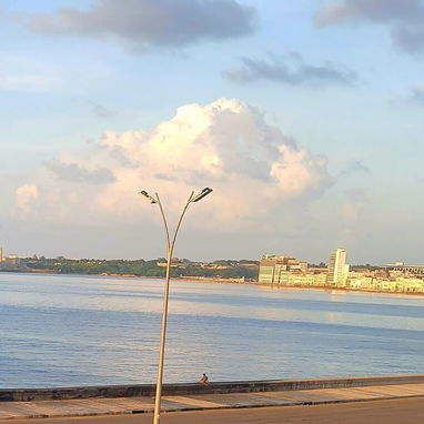 VENTA O PERMUTA DE APARTAMENTO CAPITALISTA CON 2 NIVELES,  EXTERIOR, PRIMER PISO CON VISTAS AL MAR Y A LA CIUDAD. - 2/2