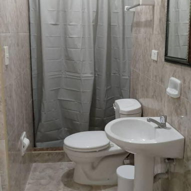 🏠 Renta de Casa en Varadero. Capacidad para 7 personas y 3 habitaciones en total. 📱Reservas al +5355284821 - Img 116052143