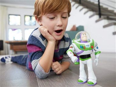 Gran Muñeco Toy Story Buzz Lightyear Movimientos Reales/Camina y Gira/+40 Frases y Sonido/Luz láser en la mano - Img 32835657