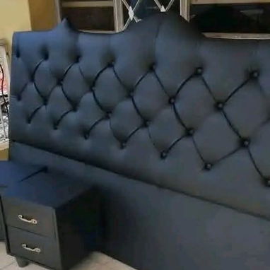 Cama Tapizada con Mesitas de Noche listas para Entregar. ENVÍO GRATIS - 3/5