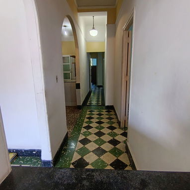 Se vende apto de 4/4 en el vedado con dos baños. - Img 119177629