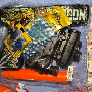 Pistola de juguete de bolitas de hidrogel viene todo lo de la foto se rastrillar y es por presión de aire - 4/5