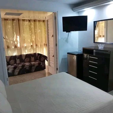 🏠 Apartamento de lujo en el Vedado. Casa con 2 habitaciones y piscina. Garage Disponible. Reservas: +5355284821 - Img 115972311