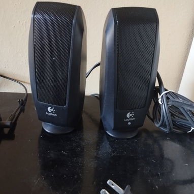 Vendo bocinas para laptop o PC, de uso en buen estado y precio ajustable. - Img 125085916
