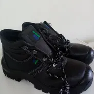 Vendo unas Botas italianas No. 42, negras, nuevas en su caja, resistentes a ácidos, grasas y combustibles. - Img 55538363