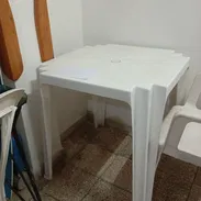 Mesa plástica con dos sillas d uso - Img 56083701