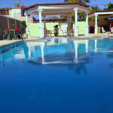 Renta de casa en la playa con piscina en Guanabo. Alquiler de casa en la playa para grupos grandes + Piscina - Img 120961123