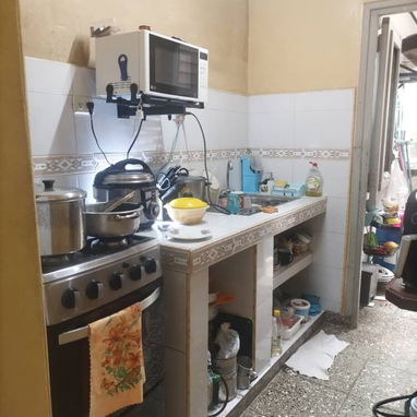 CASA EN VENTA A MEDIA CUADRA DE AYESTARÁN - 7/10