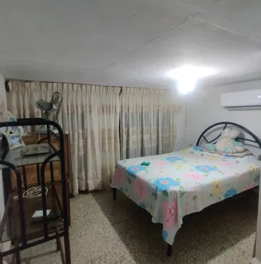 Casa en Vedado zona números, con parqueo y todo dentro. - Img 97454484