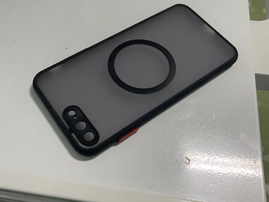 Forro negro semi transparente anti caídas con MagSafe para iphone - Img 64607103