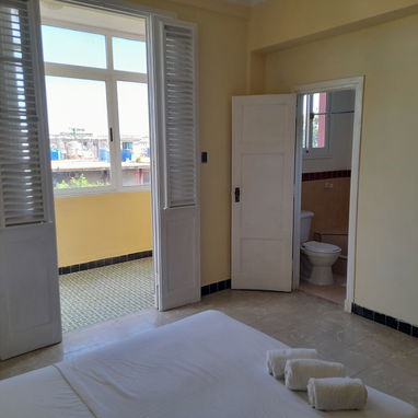 300 USD .RENTO LINEAL APARTAMENTO EN EL VEDADO DE UNA HABITACION HAY GARAGE 52501177 - Img 124088574