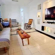 Apartamento en el segundo piso,en Edificio Capitalista de 3 apartamentos, remodelado recientemente,en el Vedado - Img 56752474