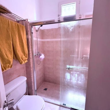 Ref # 85. Ofertaa casa semi independiente en excelente zona de Playa con posibilidad de carporshe. - 10/10