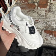 Tenis blancos con cadena - Img 55935282