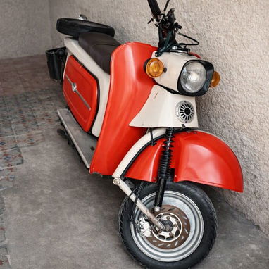 Moto Scooter clásico estilo Vespa clásica roja y blanca con 150 CC de combustión en buen estado - 3/3
