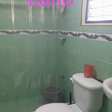 Casa🏠d dos plantas, es puerta a calle, en la planta de abajo consta de portal cercado, sala amplia, comedor, cocina etc - 6/10