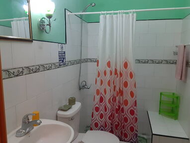 Renta casa en La Habana Vieja,de 3 habitaciones, 3 baños,agua fría y caliente, ventilador,nevera - Img 57507825