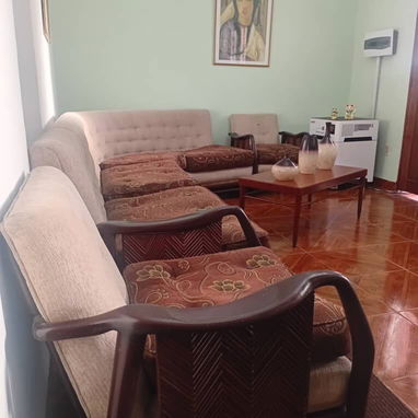 Juego de Sala Vintage de Madera Maciza en Excelente Estado - Img 123218309