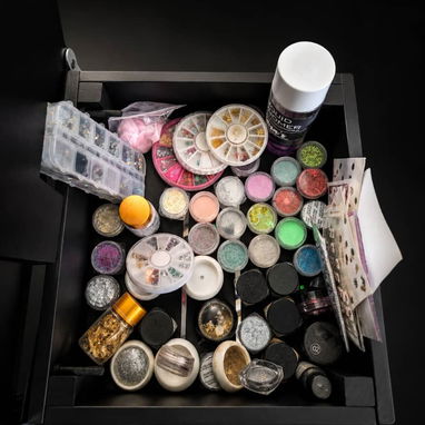 Mesa para arreglar uñas con dos lámparas y drill recargables, efectos, utensilios y mucho más - Img 125206541
