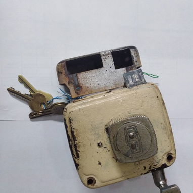 Se vende yale de puerta (de uso) en 2500 cup - 2/2