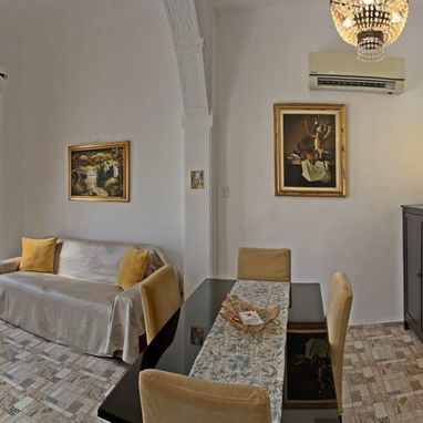 Se renta apto de 2 habitaciones en la Habana Vieja.58858577 - 2/10