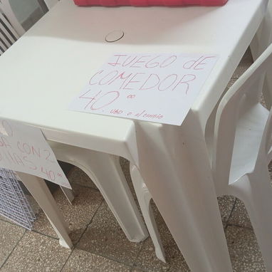 Mesa plástica con dos sillas d uso - 2/2