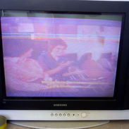 Se vende televisor Samsung con su mando (de uso!). - Img 53596465