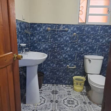 *REBAJADA A $80 000usd. AJUSTE CON $ EN MANO. En venta casa de 3 niveles en Santa Fe, Playa. El Roble - Img 123599495
