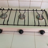 Vendo cocina de tres hornillas de gas tiene sus quemadores nuevos. - Img 55939685