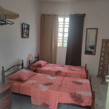 Ref#90. Espectacular biplanta en altos con 3 cuartos en excelente zona de Playa!!!! Con respaldo electroenergėtico!!!!! - 7/10