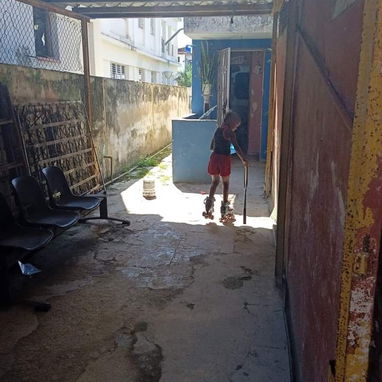 GANGA, apto céntrico, bueno para negocio, 4/4, 2 baños, 2 entradas, parte del techo libre, cisterna - Img 125709924