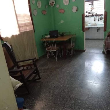 GANGA, apto céntrico, bueno para negocio, 4/4, 2 baños, 2 entradas, parte del techo libre, cisterna - Img 125709921