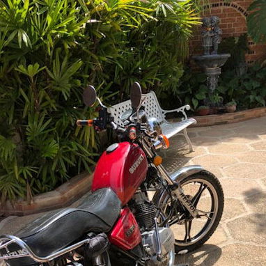C VENDE MOTO SUZUKI. EN PERFECTO ESTADO.  INTERESADOS AL WHATSAPP 50241861 - 5/8