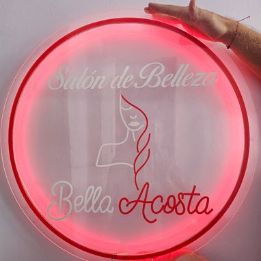 ¡Dale a tu negocio un brillo profesional! ✨ Elevamos la imagen de tu marca con nuestros carteles exclusivos: 🔹 Acrílico - 8/10